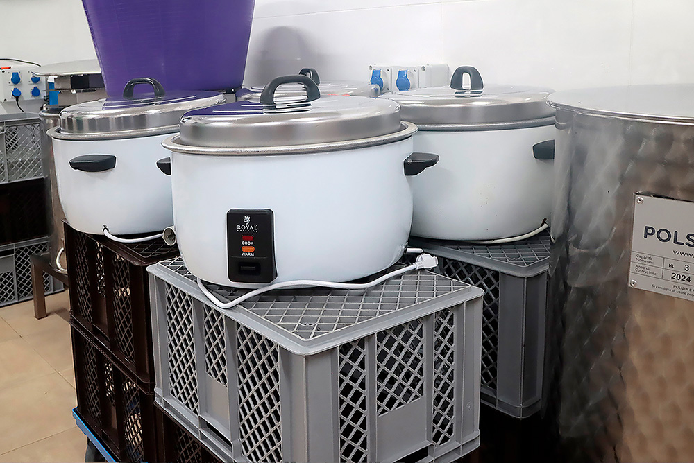 大容量の業務用電気炊飯器