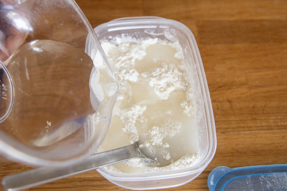 ［１］保存容器に粉等を入れる