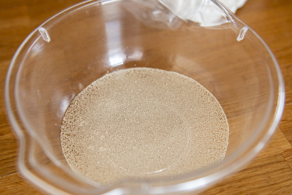 水にイーストを振り入れる