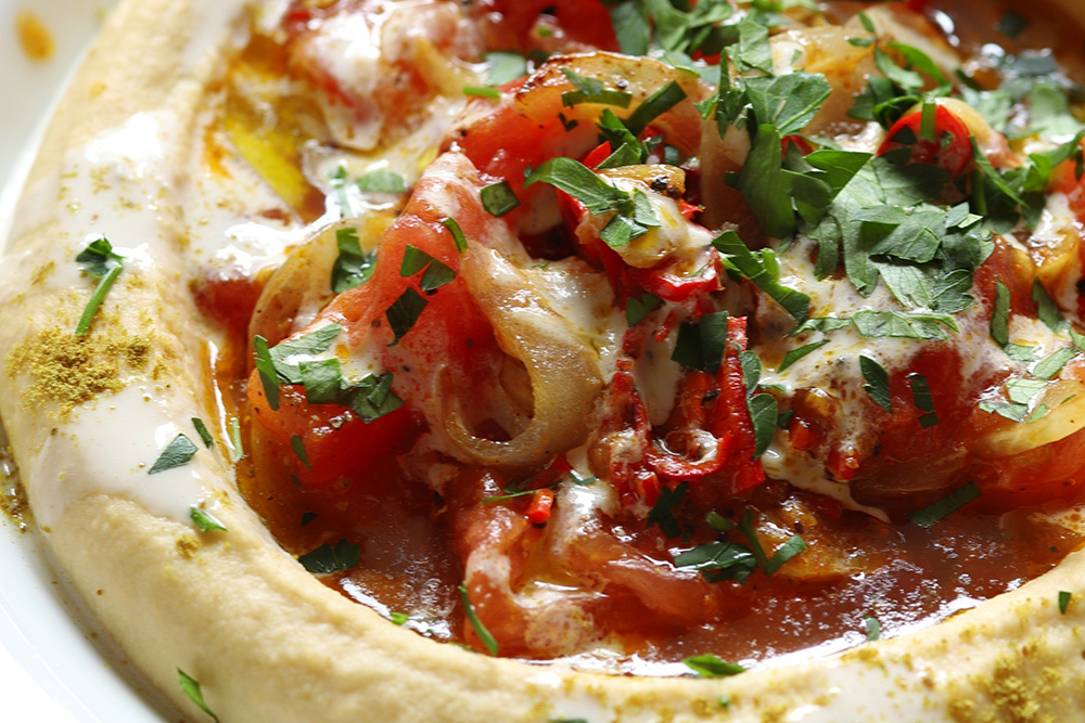 豆とゴマの濃厚な味わいに驚く「スパイシートマトのせフムス」