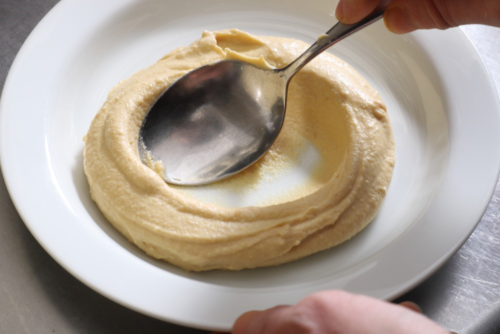 ［３］フムスを皿に盛りつける