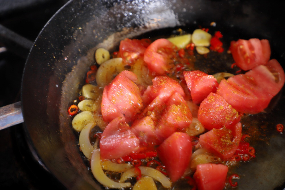 ［４］トマトを炒める