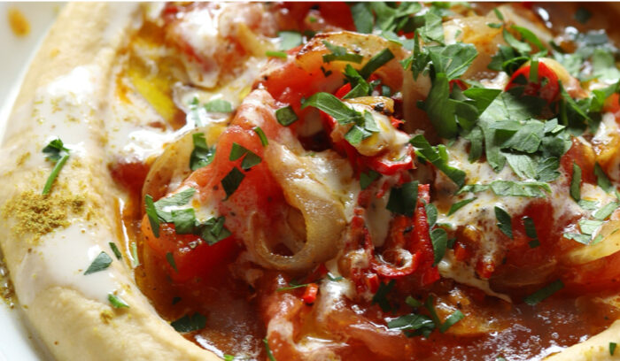 豆とゴマの濃厚な味わいに驚く「スパイシートマトのせフムス」