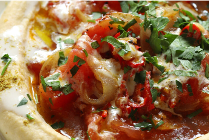 豆とゴマの濃厚な味わいに驚く「スパイシートマトのせフムス」