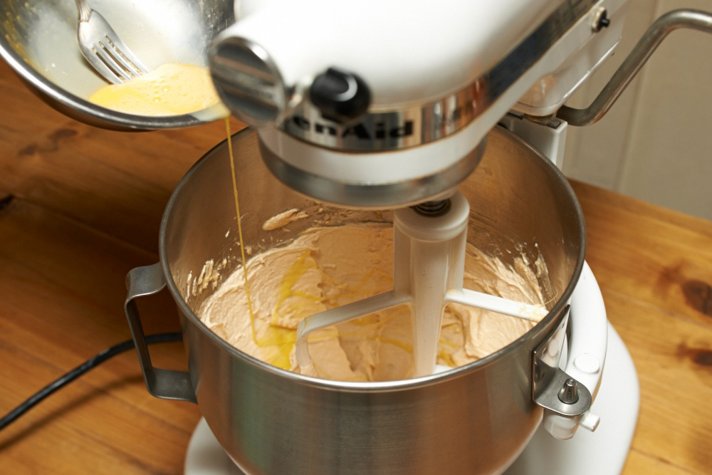 ［３］卵を加え混ぜる