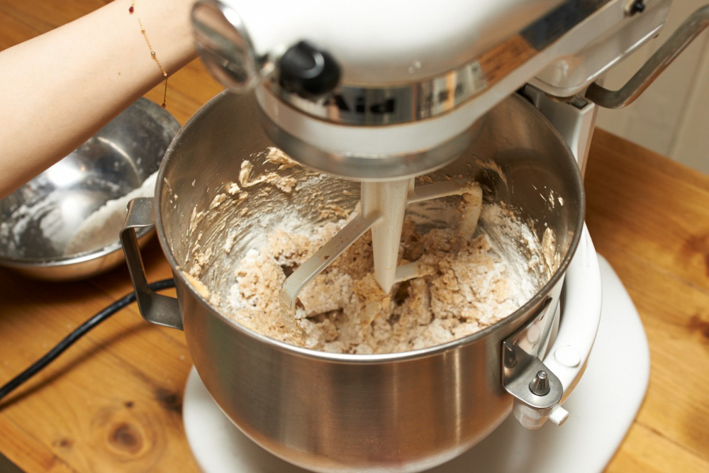 ［５］薄力粉を加える