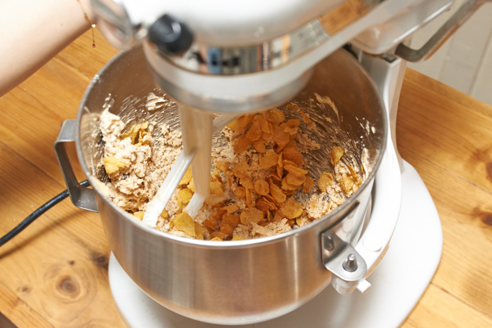 ［６］コーンフレークを加える