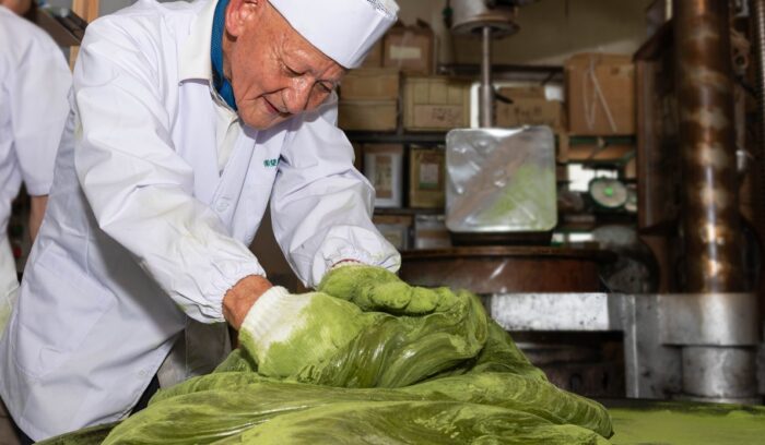 83歳。飴づくりは恋愛と一緒、熱しやすく冷めやすい。だから技術と体力がいるんだよ。  