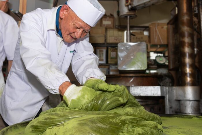 83歳。飴づくりは恋愛と一緒、熱しやすく冷めやすい。だから技術と体力がいるんだよ。  