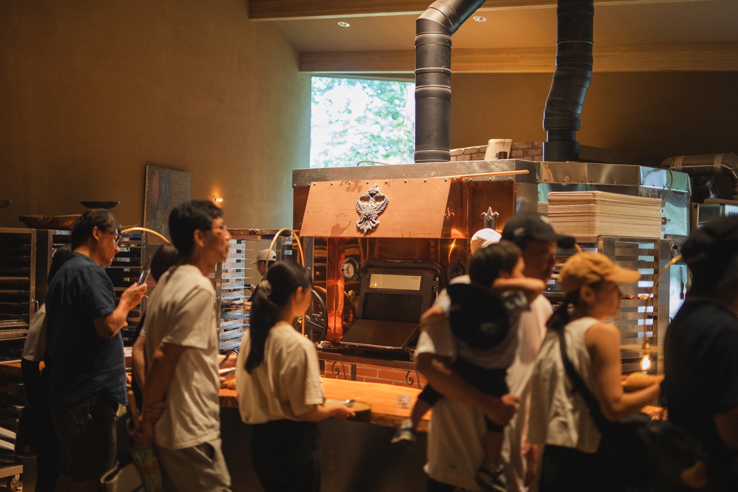 設備スペックはトップクラス。スペイン製の高温短時間焼成（約350℃）も可能な石窯も設置。長時間発酵・多種試作の同時進行が可能なスペースが確保されている。