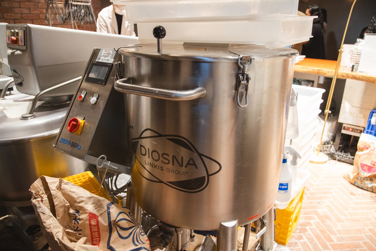 アロマの製造に使う、ドイツ・DIOSNA（ディオスナ）社製スパイラルミキサー。デンプンを糊化させてしっとり感を強めるという点では湯種と同じだが、アロマの場合は粉の酵素で糖化させることで、麦由来の旨味と芳醇な甘い香りを持たせる。