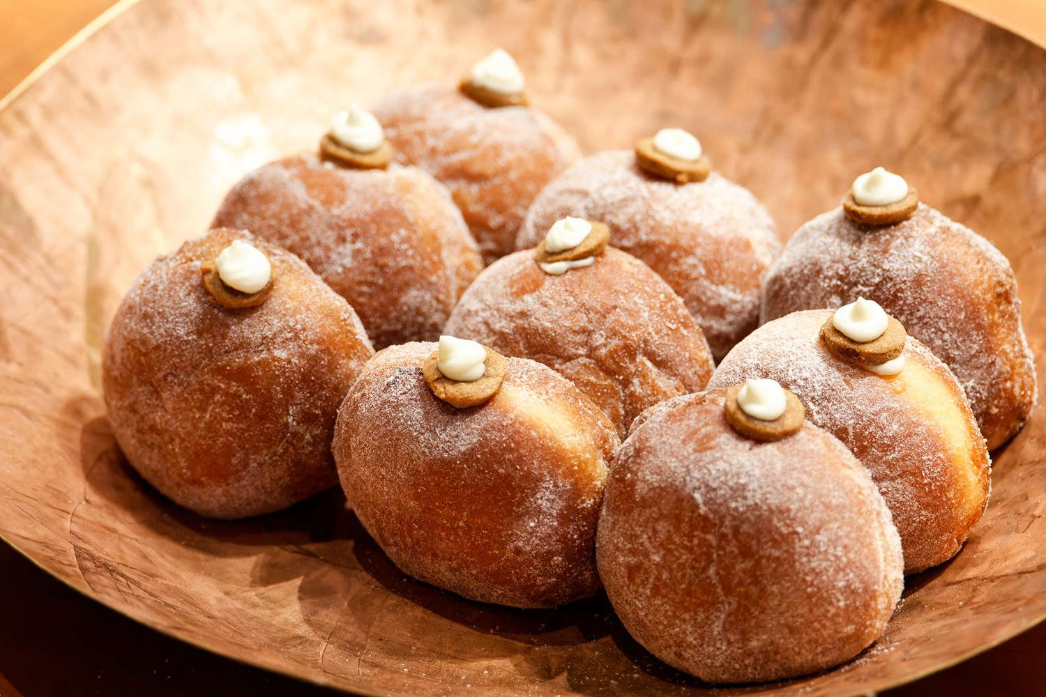 「TRFFULE SALT DONUT」。生地は菓子パンを得意とする開発担当が担い、マスカルポーネのフィリングは小島さんが開発。