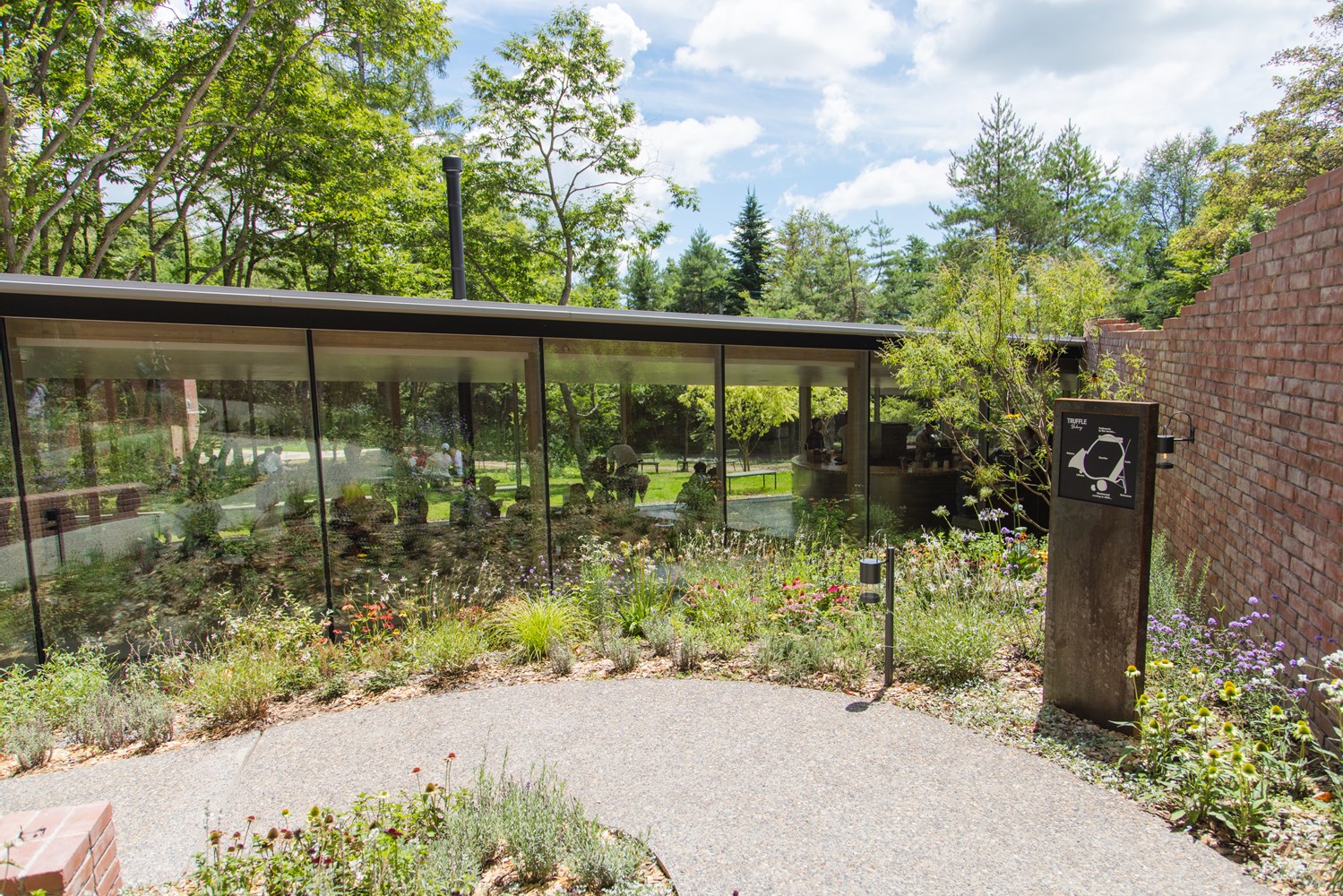 カフェ棟。全ての建築管理は、既存の建物を土地の景観を生かした形で再生させるというビジョンをもつ再生建築研究所が行った。