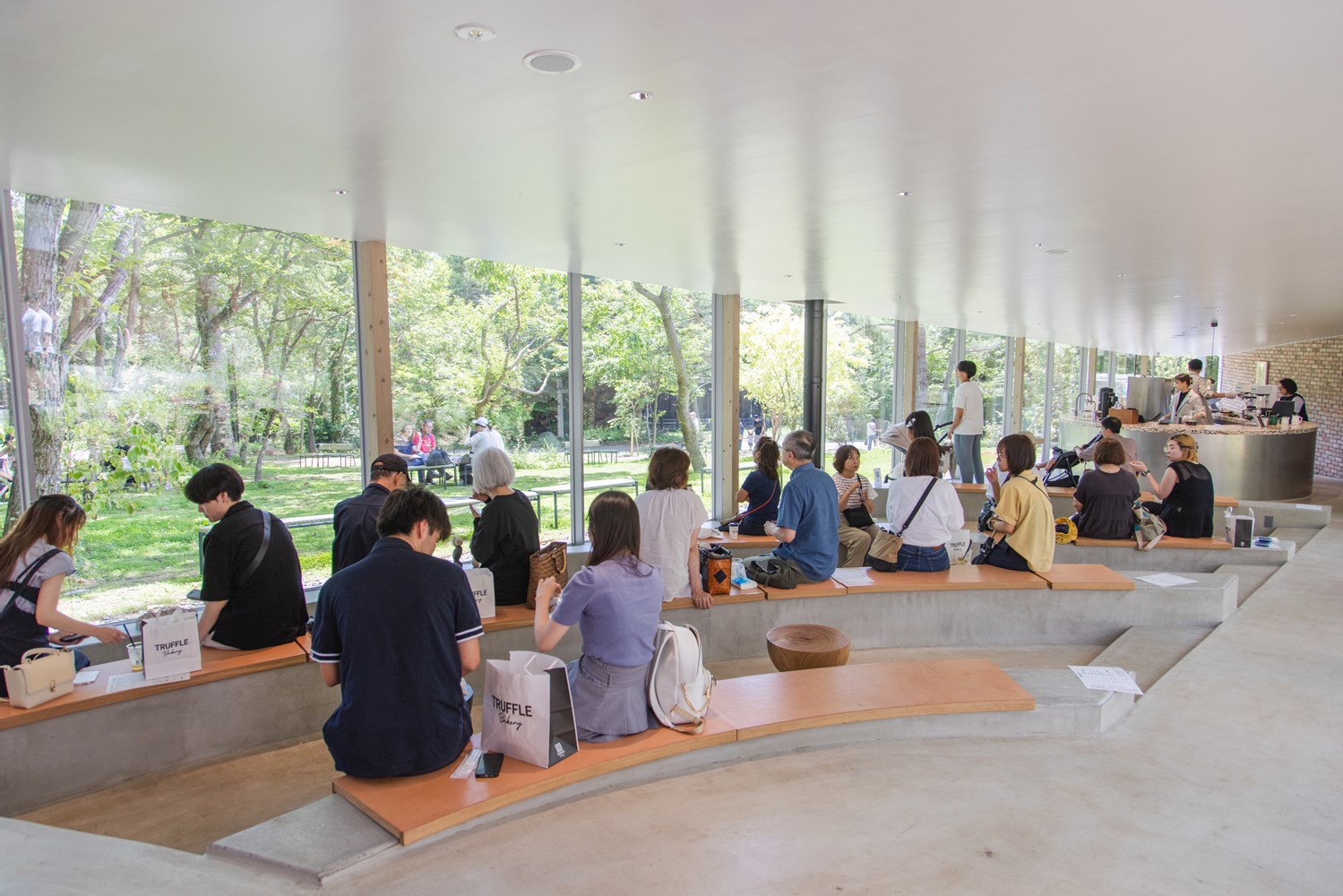 客席に座ると窓の外に広がる地面とちょうど同じ目線になるように設計されている。