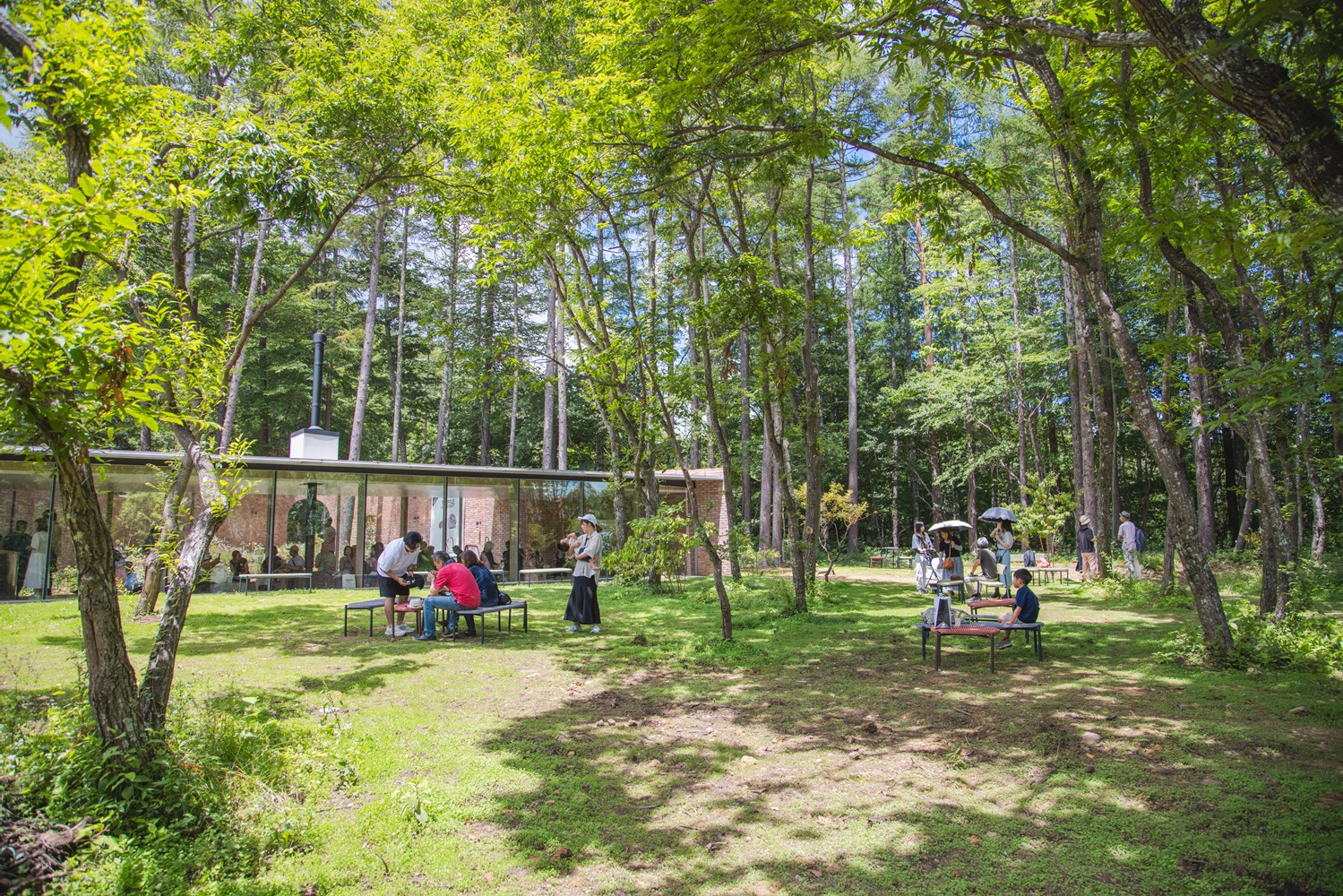 中央広場。街中のベーカリーでは焼きたてを食べるベンチを探すのに苦労することがあるが、そんな心配は皆無。