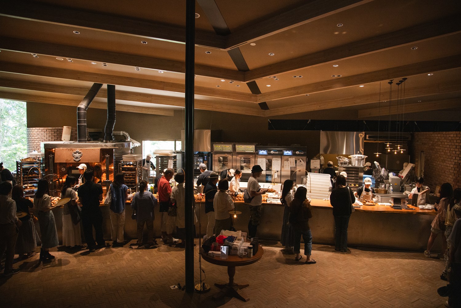 声が響くホール。照明やアート、座面などの装飾は、インテリアスタイリストの作原文子氏が担当。