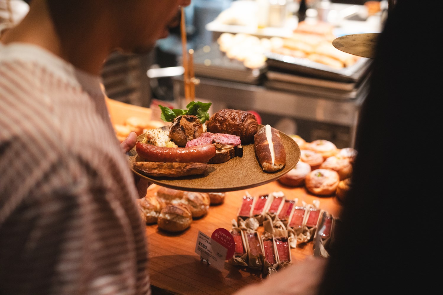 「星付きのレストランではサンドイッチも作りたてを提供します」。全国展開を進めているカフェでは、ラボで開発した作りたての惣菜パンのおいしさを発揮する場になる。博多天神地下街の店舗からスタートして、７月に新宿、年末には千葉駅にもオープン予定。