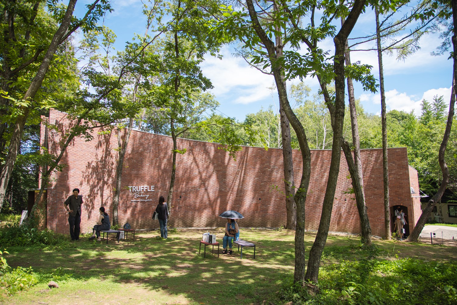 閉ざされた外観のベーカリー棟。曲線を活かした建築の景観。