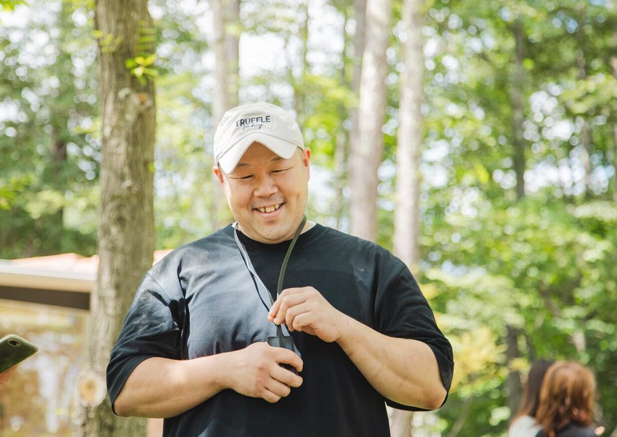 小島正義さん。フランス料理人からパン職人へ。東京・目黒「グリオット」シェフを経て、立ち上げ後まもないトリュフベーカリーへ。野辺山高原のヤツレン「ポッポ牛乳」など、地元の乳製品をふんだんに使う。