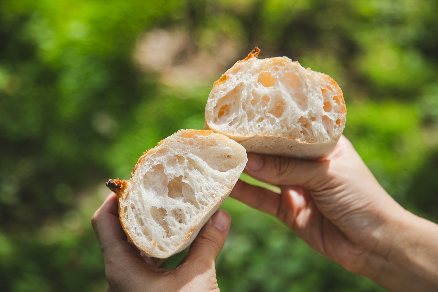 水のおいしさを活かしたスイス発祥のパン、ビューリーブロートをお手本にした高加水パン、「天然水ブレッド」。酸味は穏やかでクリアな旨味、クラストは薄く、気泡は大きく、のびのびと。水道水よりも天然水を使った方が、乳酸菌の発酵が適正に進む、と水の違いによる生地の進化に手応えを感じている。