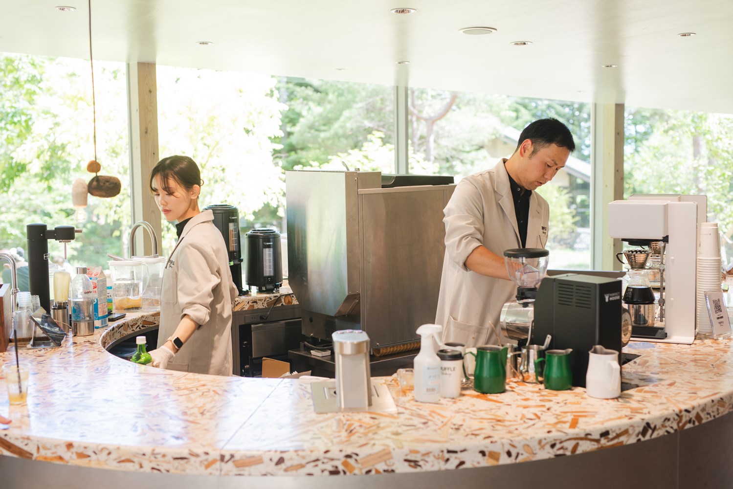 カフェのカウンターテーブルは、デザイナーの狩野佑真氏が制作したもの。この土地で採取された木々を再生して作られている。