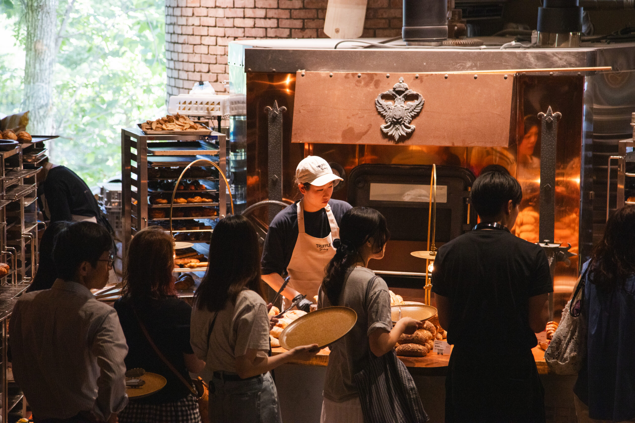 スタッフは東京からの開発チーム以外は、すべて現地採用。