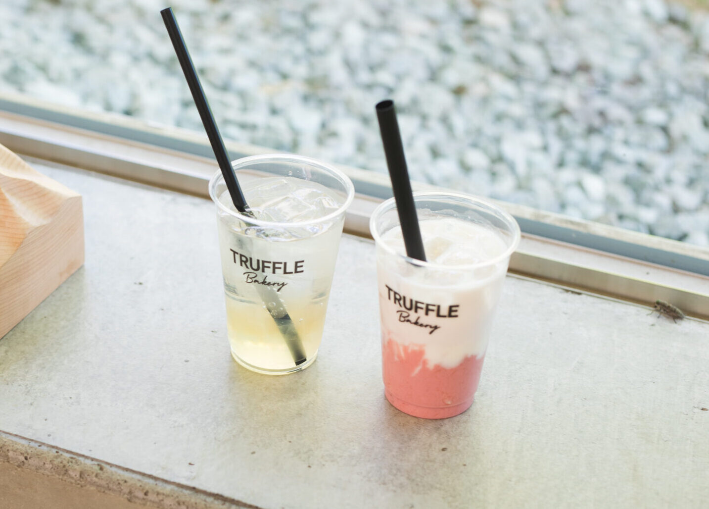 （左から）ラボ限定ドリンク。レモンライムでさっぱりとした風味で透明感を楽しむ「天然水ソ＾ダ」、八ヶ岳名産の赤いルバーブを使った「ルバーブヨーグルト」