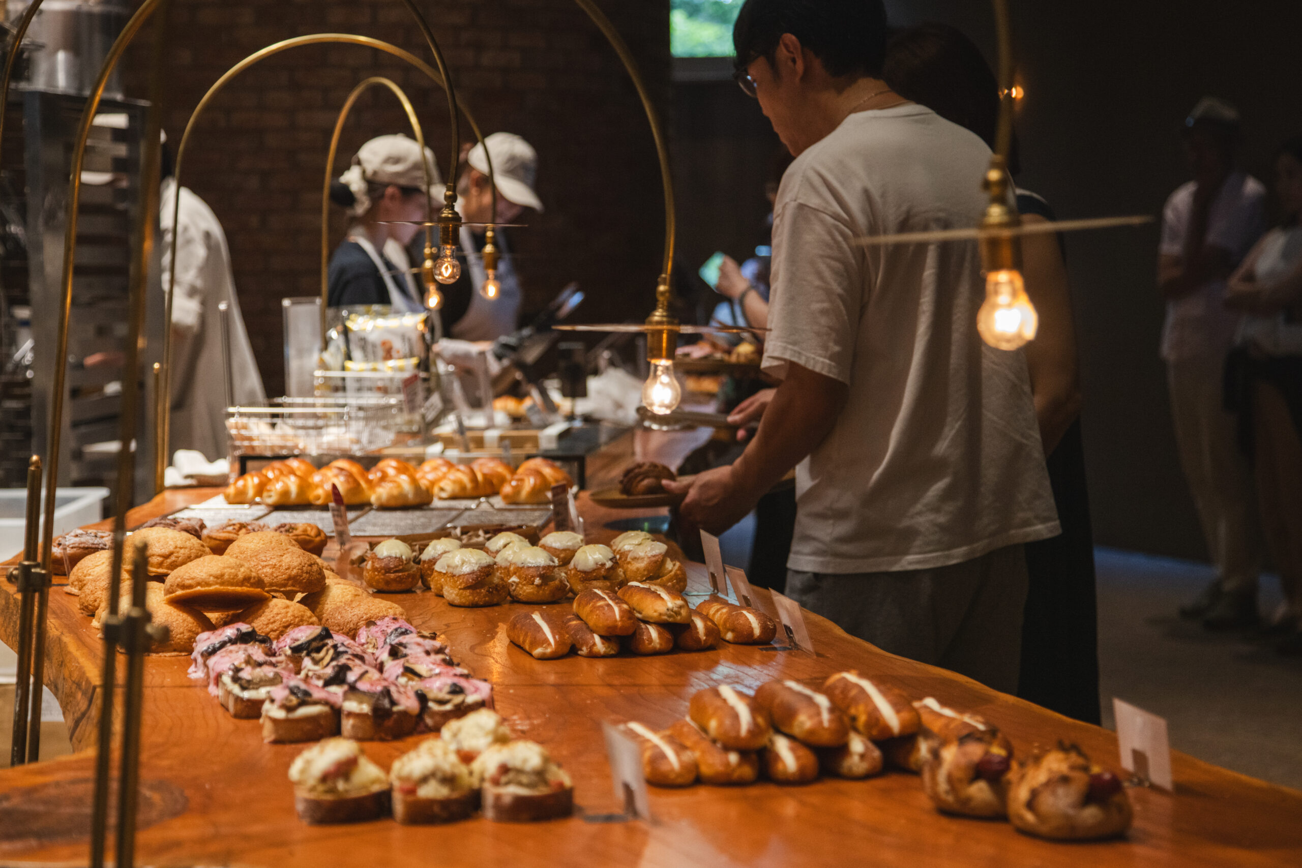 パンの種類は20～30種類。平日の研究発表の場が、休日の営業となる。