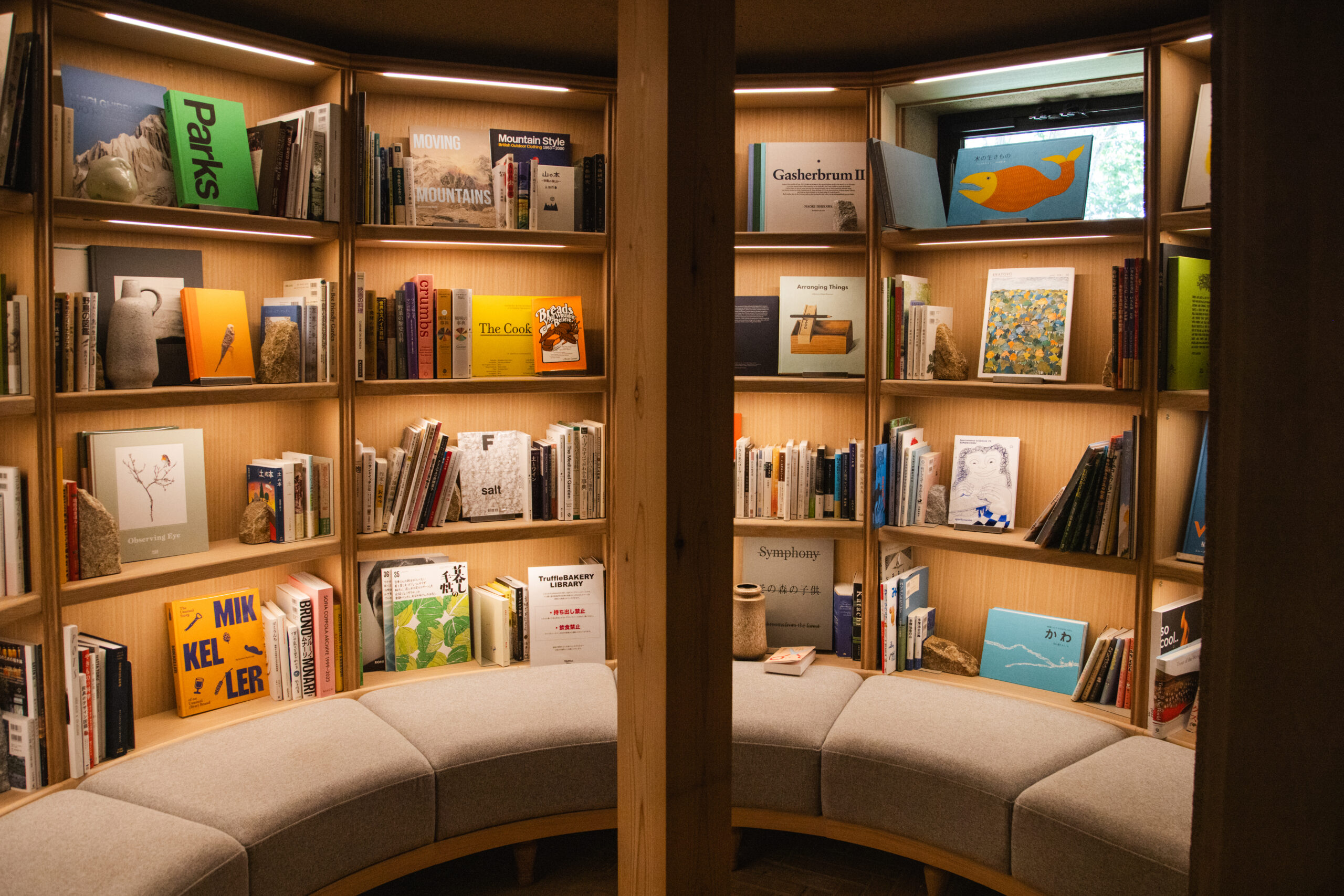 客席横の小さなライブラリー。パンに限らず食のインスピレーションを抱かせる本をセレクトして展示してある。閲覧は自由。