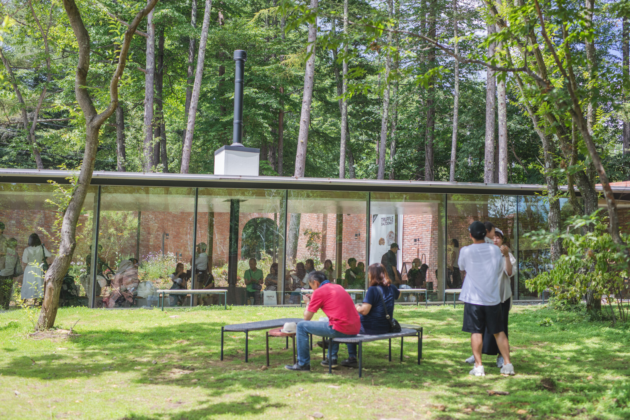 ベーカリーは週末のみの営業だが、カフェは火曜、水曜以外は営業している。