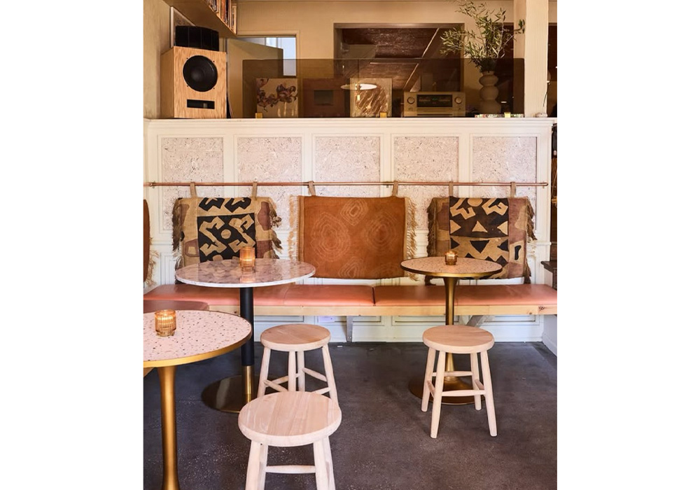 音楽が店内に響き渡る