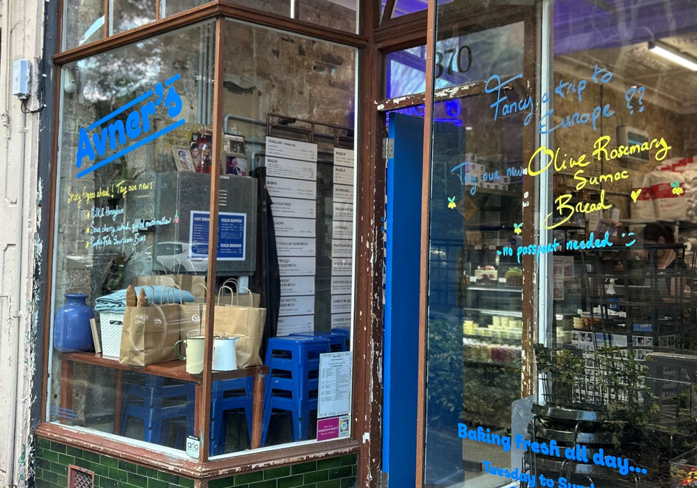 ベーグル店の窓側