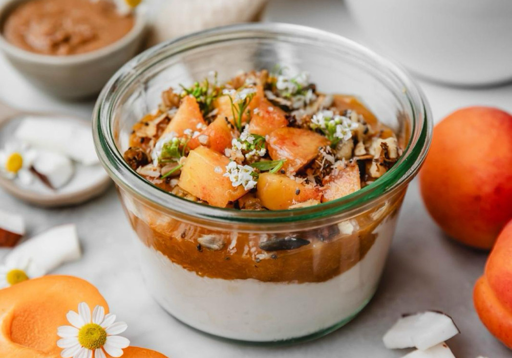 ココナッツヨーグルトに季節の果物をたっぷり