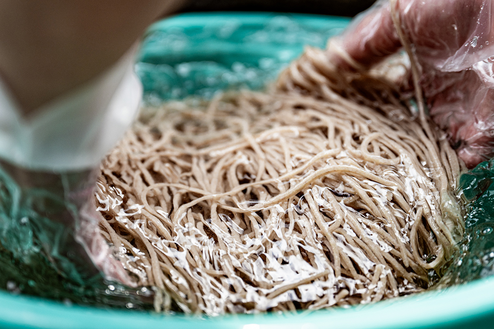 大釜で茹でるそば