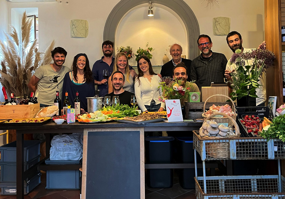 観光都市化した街に暮らしの豊かさを取り戻す、日替わり農家の直売所