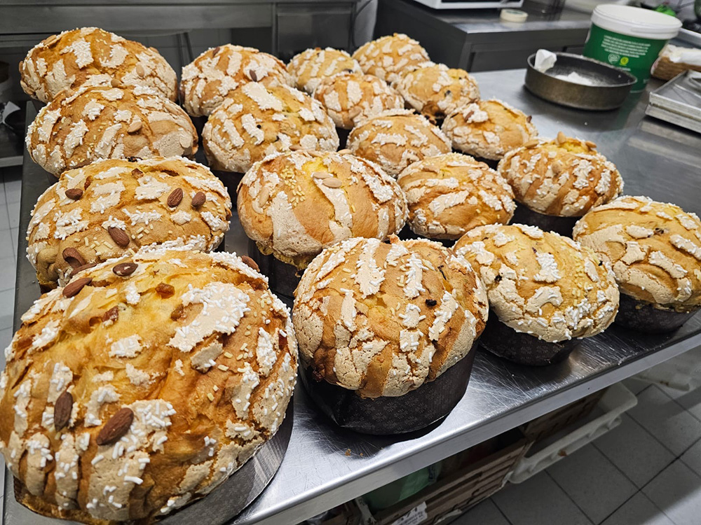 焼き上がったパネットーネ