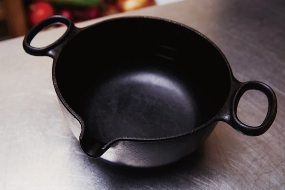 ４．道具：厚さのある鉄製の鍋