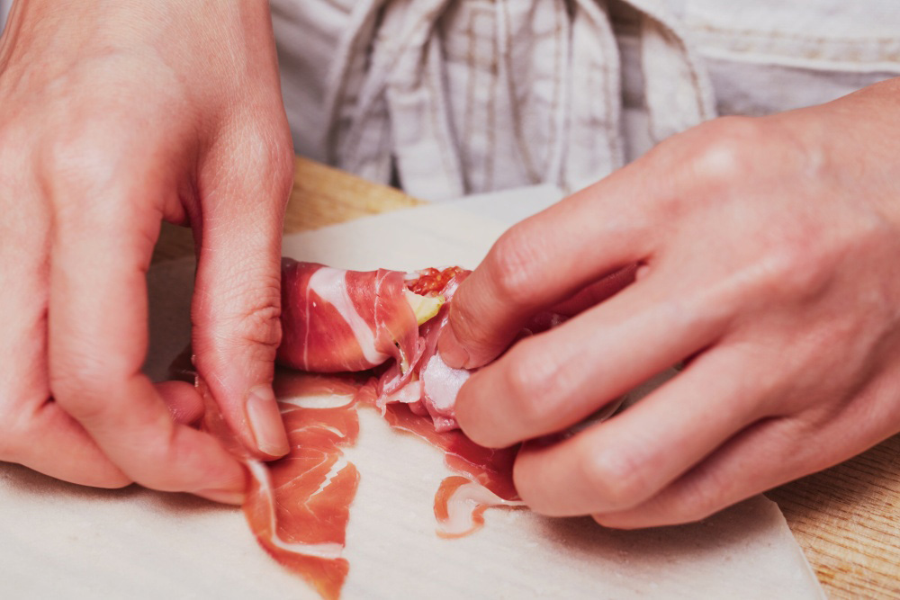 ［１］イチジクを生ハムで包む