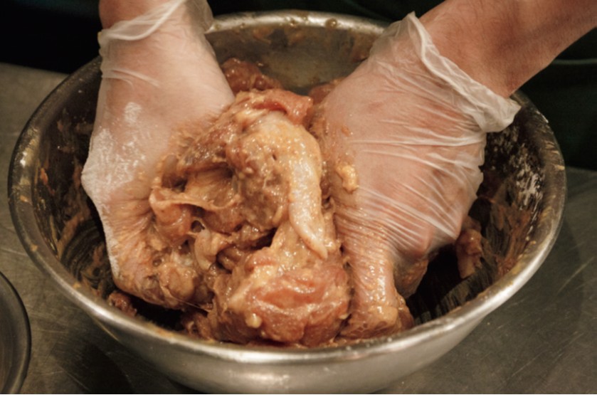 ［２］鶏肉に粉をもみ込む