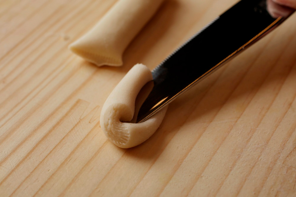 ［６］成形②ナイフで２押し