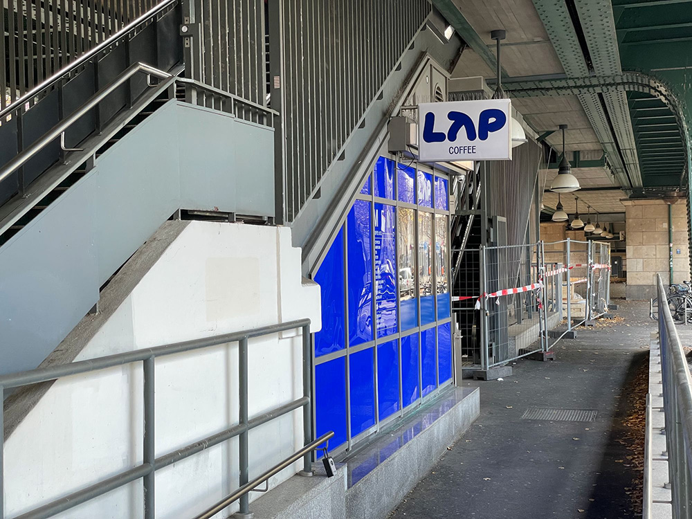 ベルリン市内の支店にペンキがぶつけられる事件も起こった