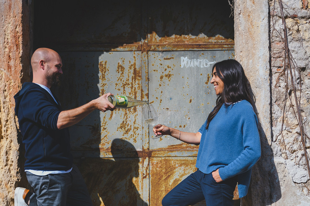 醸造家のアンドレア・モーザーさん（左）と、「チーム・コンビーネ」のPR担当、アンナ・ブランドーニさん。