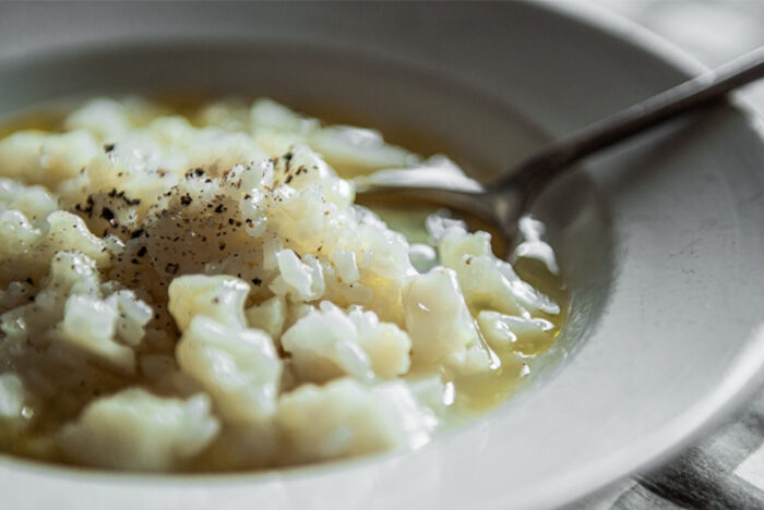 肌寒い日の朝食に。この上なくシンプルな「カリフラワーのリゾット」