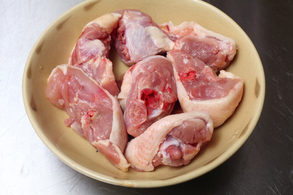 １．モモ肉は骨付きを使う