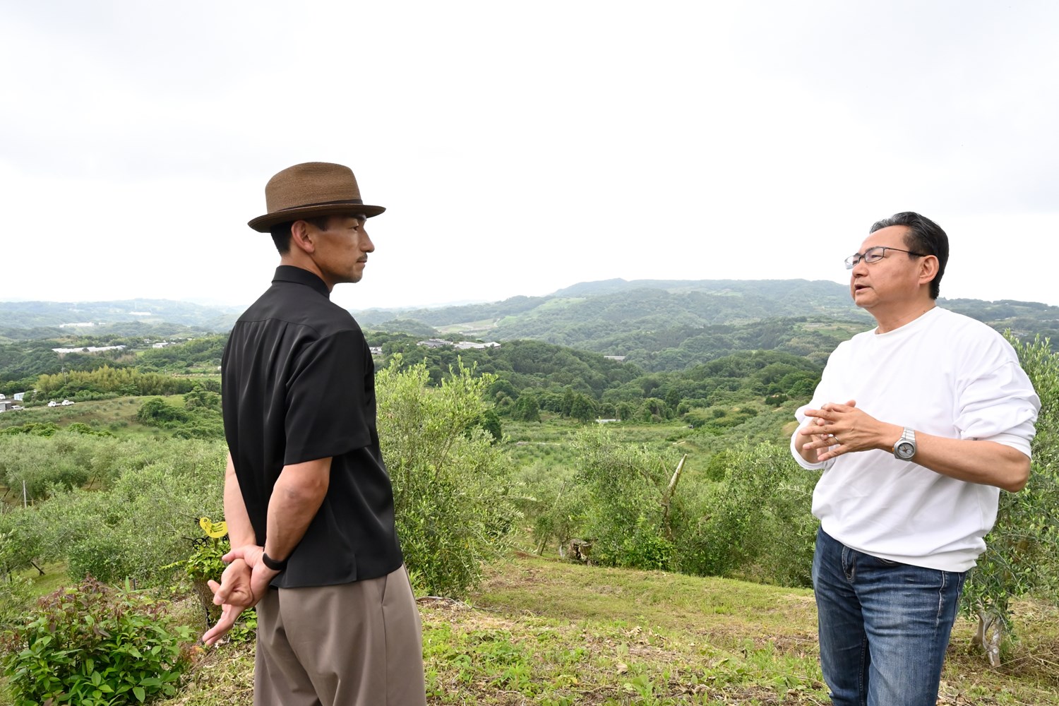 眞壁潔さんと中田英寿さん。「風通しがよくて気持ちのよい畑ですね」と中田さん。