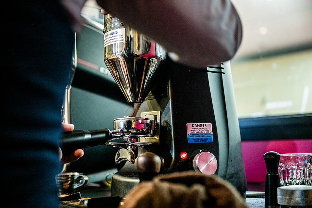 スプレッソ用とシグネチャードリンク用をまとめて豆を挽く