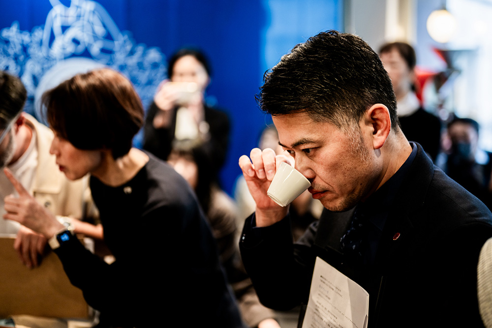 官能審査は専門家と愛好家のペアで行う