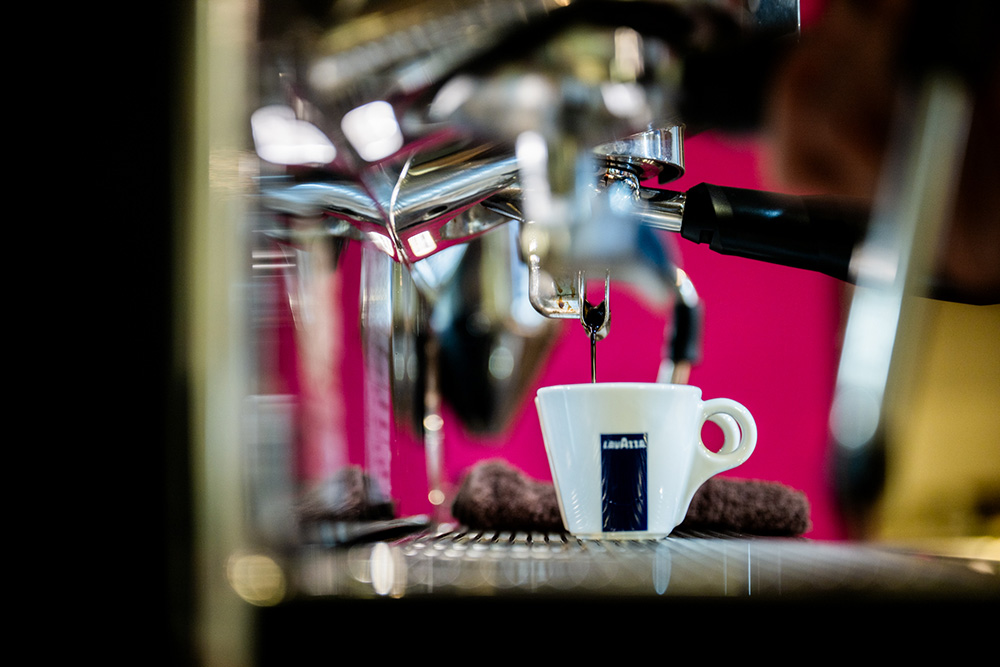 専用のマシンを使い、高圧をかけて短時間で抽出するイタリアンエスプレッソ