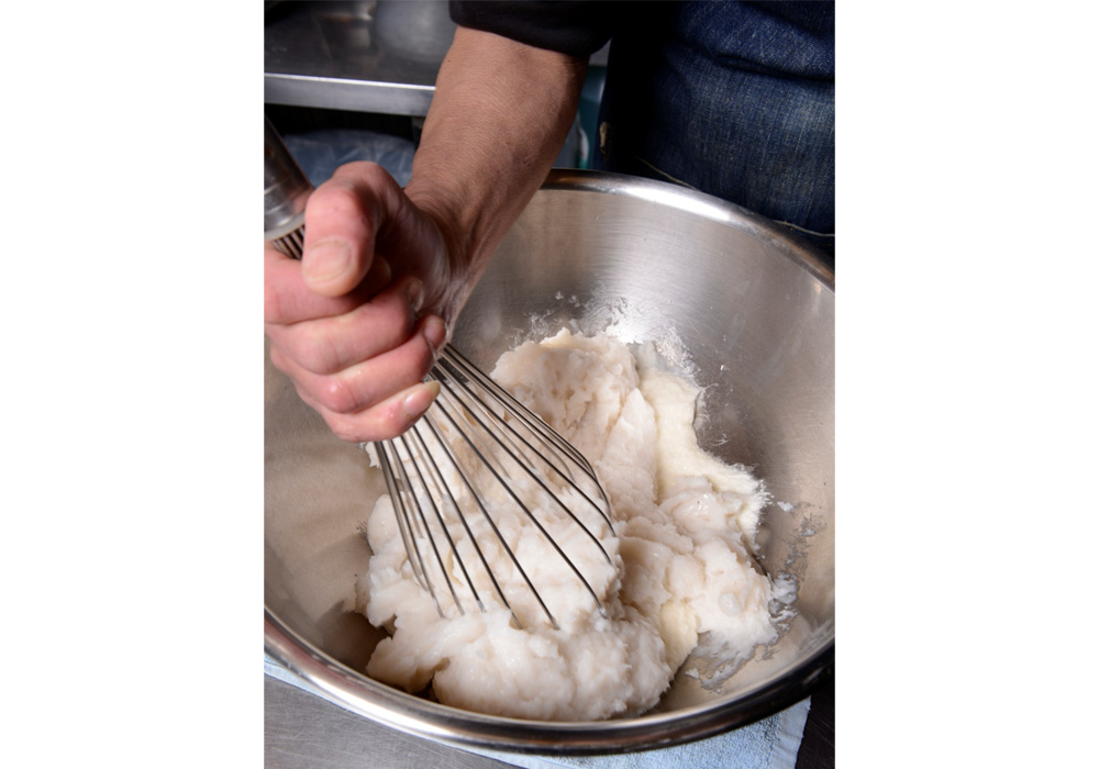 ［１］大和芋とすり身を合わせる