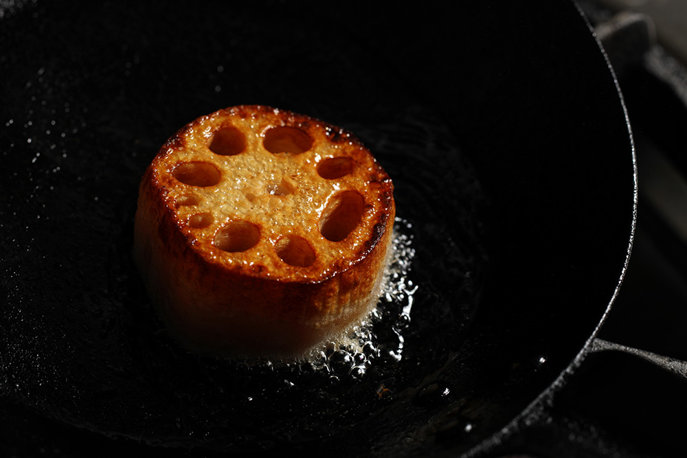 レンコンは厚切りでソテー